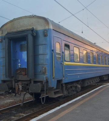 Госпіталізували з опіками: у Бучі неповнолітню вдарило струмом на даху потяга