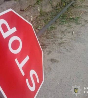 Нічні розваги зі знаком STOP – у Кременці троє підлітків поламали дорожні знаки