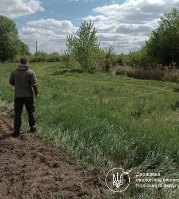 На Рівненщині люди самовільно розорали землю біля річки