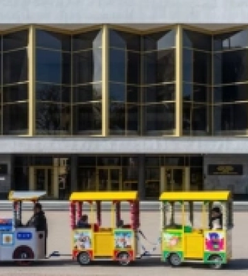 Влада Луцька планує зробити платним паркування біля драмтеатру