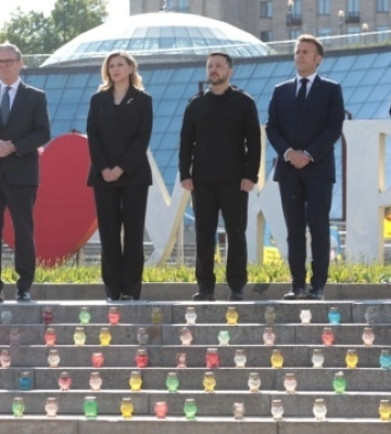 Подружжя Зеленських та лідери чотирьох країн вшанували у Києві памʼять загиблих воїнів