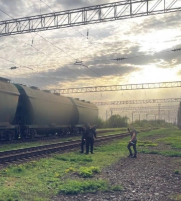 На Київщині 14-річну дівчину на даху потяга вразило струмом