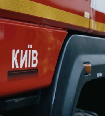 У Києві на Совських ставках виникла масштабна пожежа