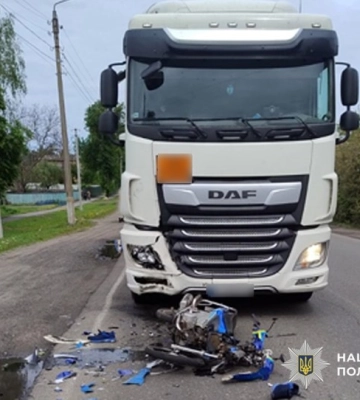 В Лохвиці на вулиці Героїв України мотоцикліст протаранив фуру DAF, його у тяжкому стані госпіталізували В Лохвиці на вулиці Героїв України мотоцикліст протаранив фуру DAF, його у тяжкому стані госпіталізували