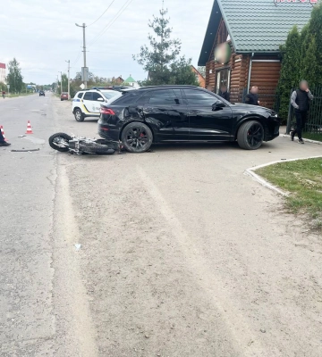 На Рівненщині мотоцикліст врізався у припарковану «Audi Q8» та травмувався