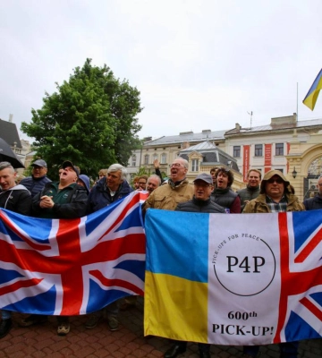 Майже 90 волонтерів з Великої Британії та Канади доставили на Львівщину 46 позашляховиків для ЗСУ