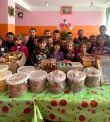 Педагоги, учні та батьки ліцею на Рівненщині передали гостинці пораненим воїнам (ФОТО)