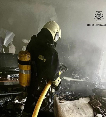 У Черкасах горіла квартира у багатоповерхівці: рятувальники евакуювали трьох сусідів