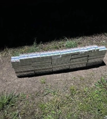 Закарпатські митники виявили контрабандні сигарети, приховані під вагонами у конструктивних порожнинах