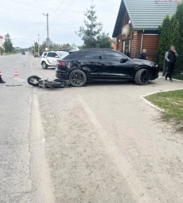 На Рівненщині мотоцикліст врізався у припарковану «Audi Q8»
