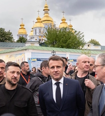 Зеленский, Макрон и Стармер прогулялись по центру Киева