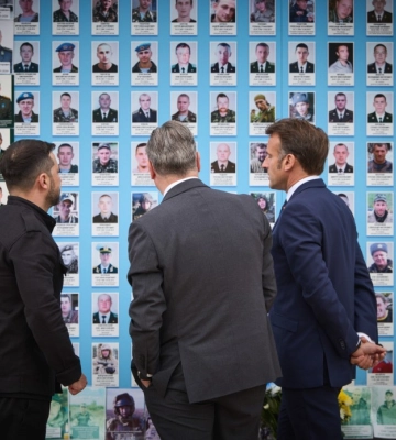 Зеленский, Макрон и Стармер провели совместную прогулку по Киеву после заседания коалиции желающих