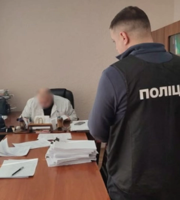В Сумской области разоблачили медика, который за взятку обещал «найти» нужное заболевание у сына своей родственницы