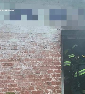 В Олександрії на пожежі врятували жінку В Олександрії на пожежі врятували жінку