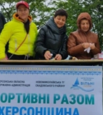 В Івано-Франківську провели сімейні змагання для переселенців з Херсонщини: естафети, призи і мотанки