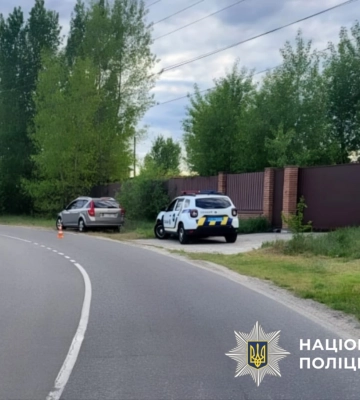 У селі на Київщині після наїзду на перешкоду серйозно травмувався мотоцикліст