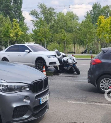 У Дніпрі показали момент потрійної аварії на Набережній Перемоги (ВІДЕО)