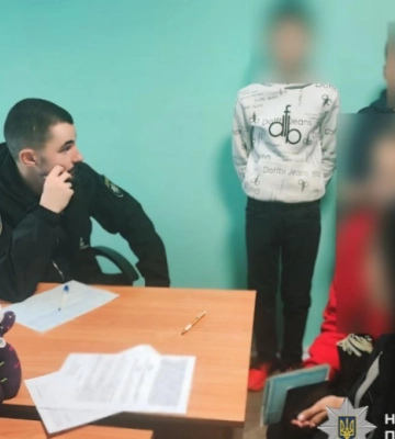 Поліцейські Дніпра встановили підлітків, які влаштували небезпечні «розваги» на електропотязі