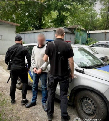 У Дніпрі поліцейські затримали зловмисника, який вдарив ножем молоду жінку