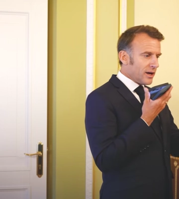 &quot;Можно перезвоню с Зеленским?&quot;. Макрон показал, как организовал разговор с Трампом в Киеве