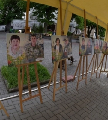 У Вінниці відкрили фотовиставку, присвячену мамам полеглих захисників
