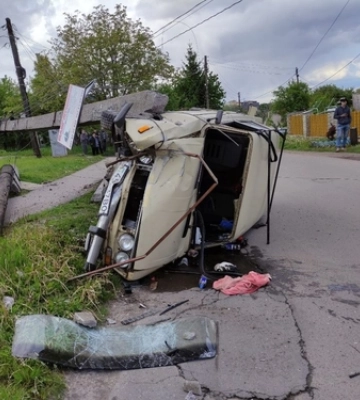 Автівка – вщент, район – без світла: на Волині ВАЗ зніс електроопору (фото, відео)