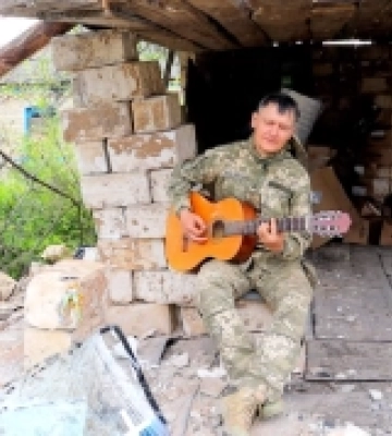 Боєць «Сталевої Сотки» заспівав пісню «Мамо…»