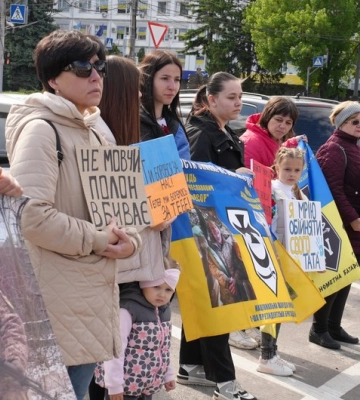 &quot;Сьогоднішній День матері — це свято з присмаком гіркоти&quot;: у Черкасах відбулася акція &quot;Не мовчи — полон вбиває&quot;