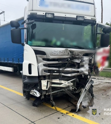 На Житомирщині внаслідок ДТП на зустрічних курсах загинули водій та пасажир одного з автомобілів. ФОТО