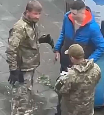 У Харкові працівник ТЦК вдарив чоловіка в живіт під час перевірки документів