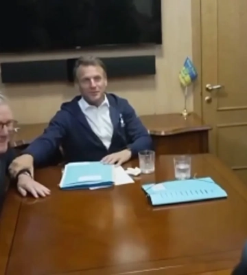 "Це серветка. Для сморкання": у Макрона з гумором відповіли на фейк рф про наркотики під час поїздки до Києва