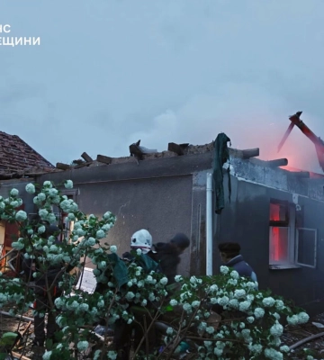 Російський дрон зруйнував житловий будинок: на Одещині 11 рятувальників боролися з вогнем, - ФОТО