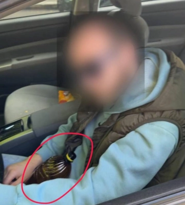 У Рівному п’яний водій в’їхав у припарковане авто, і продовжив пити алкоголь за кермом