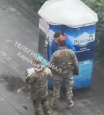 У Харкові представник ТЦК вдарив чоловіка в живіт У Харкові представник ТЦК вдарив чоловіка в живіт