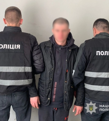 У Чернігові затримали вуличного грабіжника-рецидивіста, який напав на жертву з молотком
