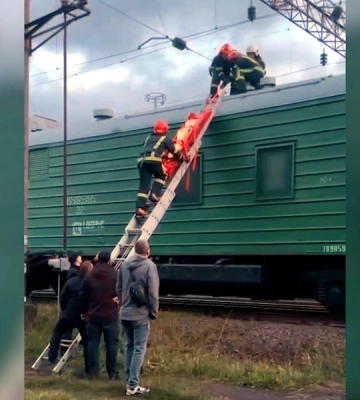 Перебував на даху вагона: у Хмельницькому госпіталізували підлітка, якого вдарило струмом
