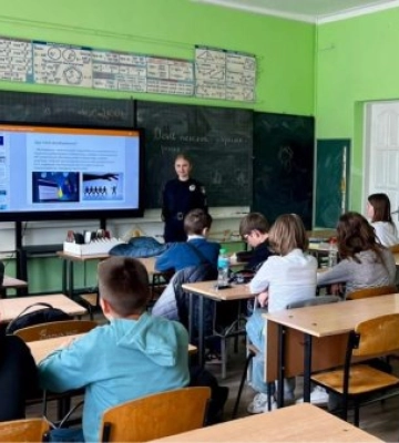Патрульні вчать школярів Ужгорода протидіяти ворожим загрозам