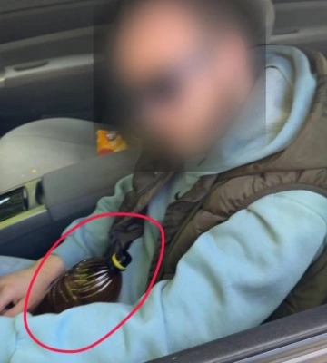 У Рівному п’яний водій в’їхав у припарковане авто, і продовжив пити алкоголь за кермом