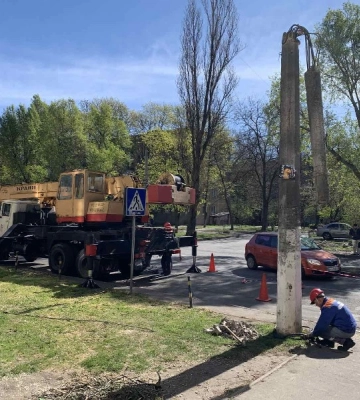 В Одесі комунальники замінили 14 опор вуличного освітлення