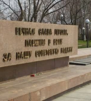У Миколаєві замінять російський напис на меморіальному комплексі на честь 68 десантників