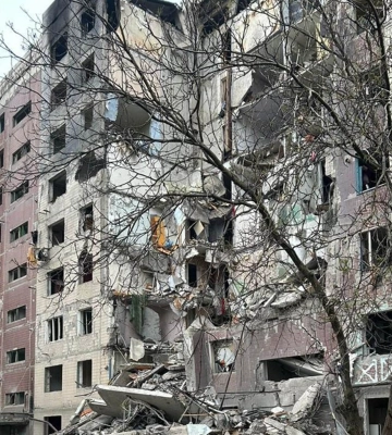Россияне сбросили авиабомбу на многоэтажку в Константиновке: много раненых