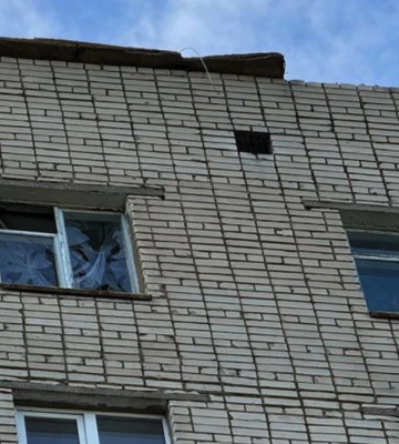 Армія РФ обстріляла Корабельний район Херсона, поранена людина. ФОТО