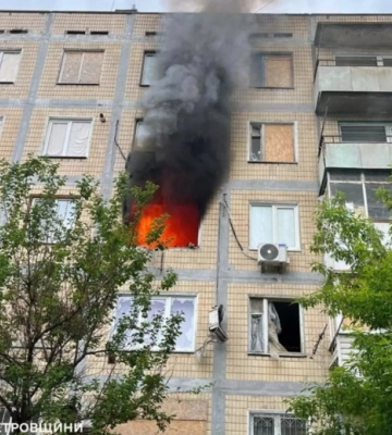 У Нікополі FPV-дрон влучив у п’ятиповерхівку: рятувальники ліквідували наслідки ворожої атаки