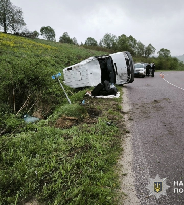 На Львівщині перекинувся бус. Госпіталізували двох іноземок