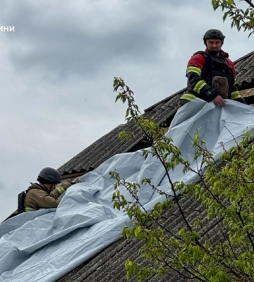 Рятувальники продовжують проводили аварійно-відновлювальні заходи в Білопіллі