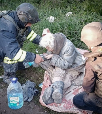 На Сумщині рятувальники дістали з-під завалів жінку після бомбардування