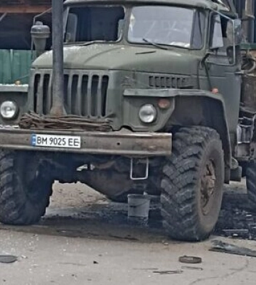 Дрон РФ влучив у лісогосподарську машину в Сумах: водій не постраждав. ФОТОрепортаж