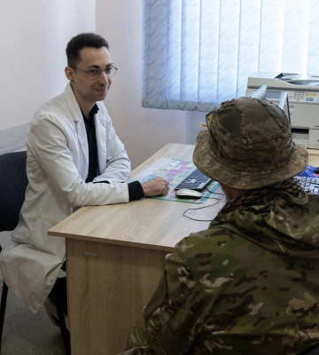 У Запоріжжі ветеранам допомагають пройти без черг медогляди та отримати необхідне лікування