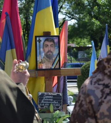 В Ужгороді вшанували пам’ять загиблого прикордонника Віктора Синька В Ужгороді вшанували пам’ять загиблого прикордонника Віктора Синька