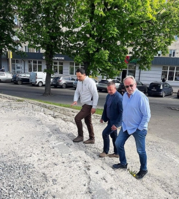 Аварійні сходи біля драмтеатру у Рівному таки відремонтують